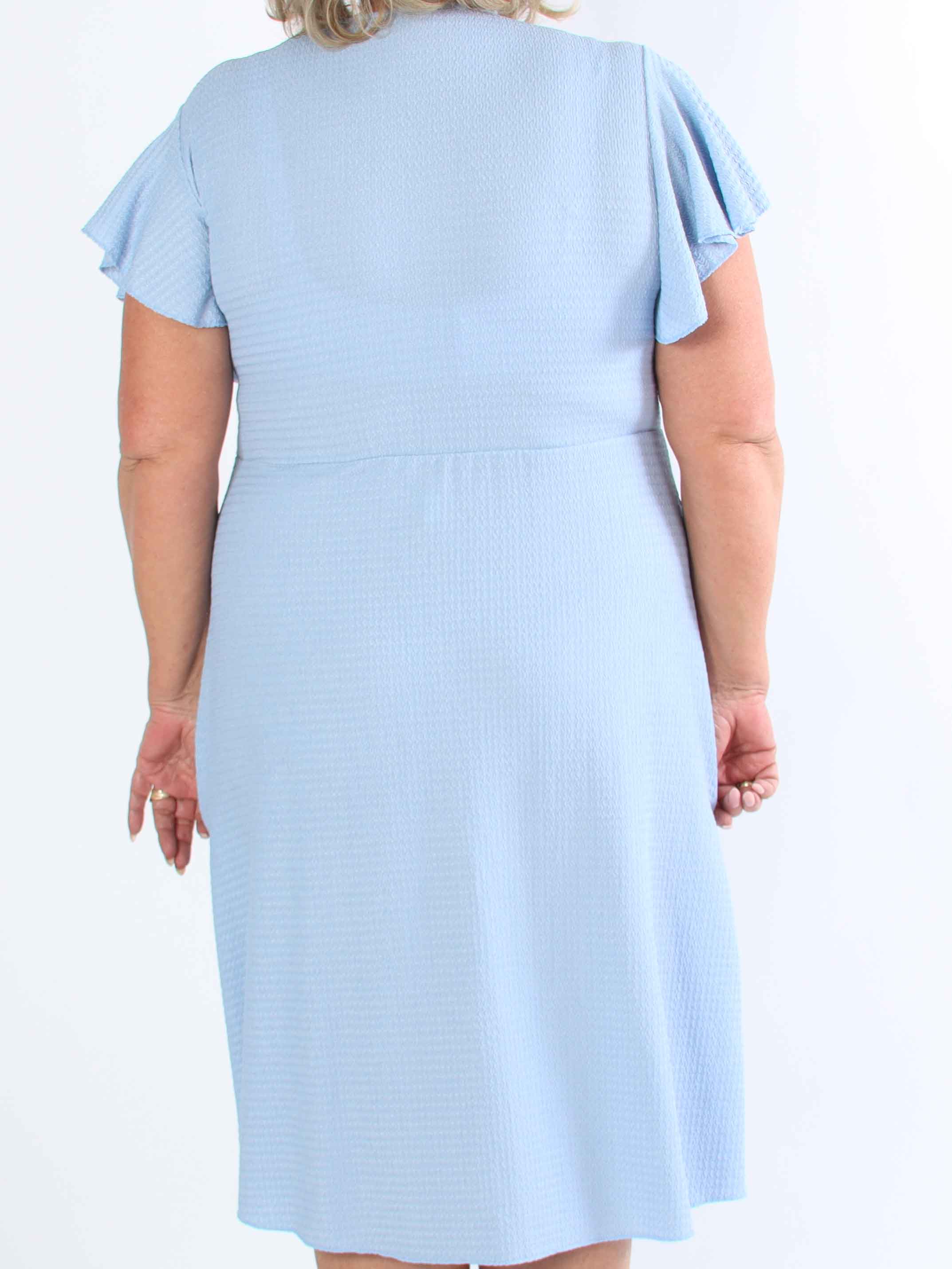 Eliana - Sød plus size kjole i slå-om look med flæser